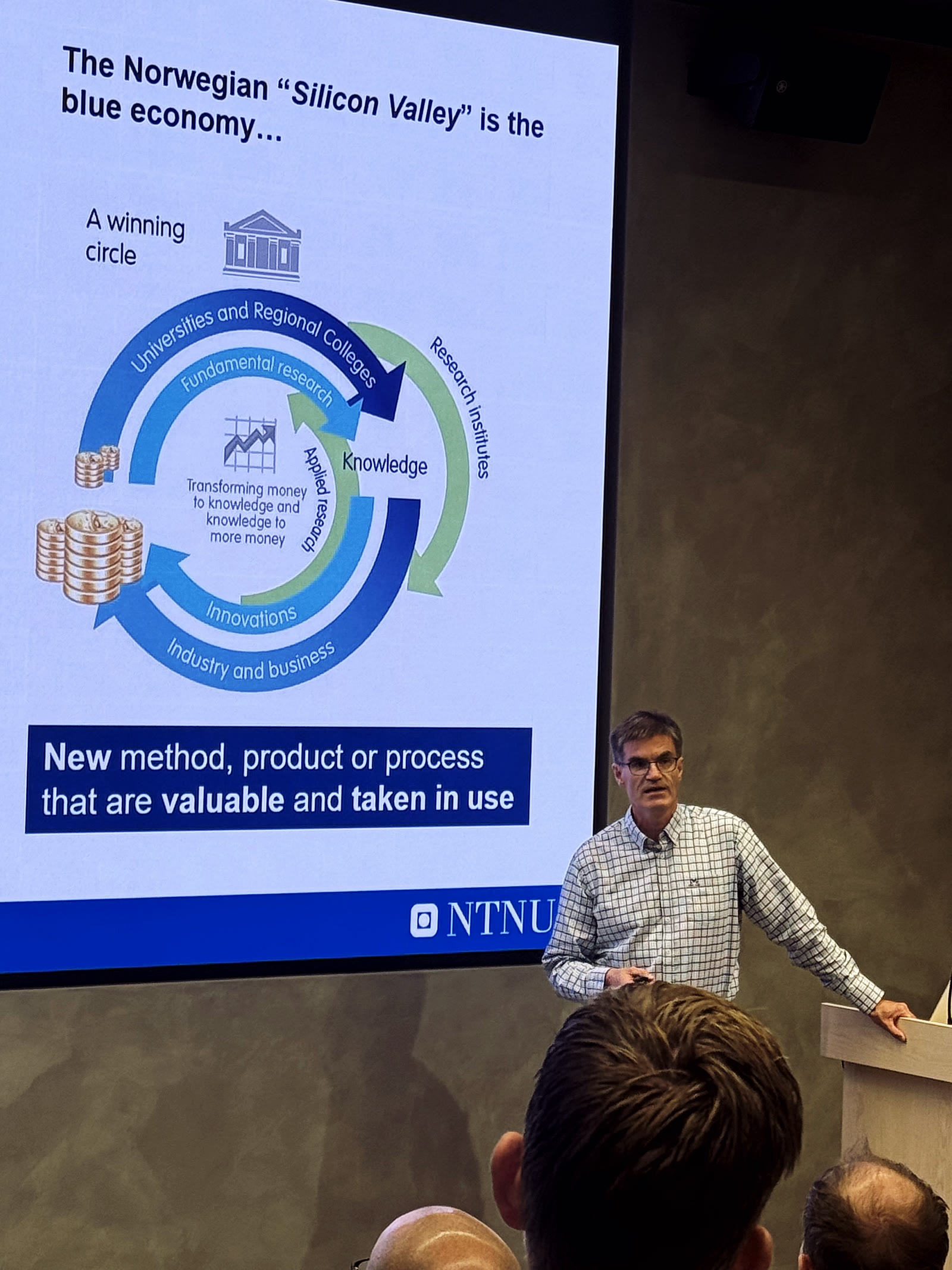 Professor Asgeir Sørensen presenting the NTNU ‘Norwegian Silicon Valley is the blue economy’ innovation cycle diagram.